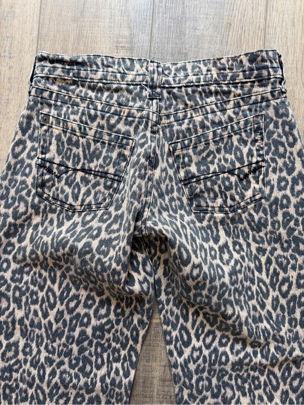 BDG Leopard Print Low Rise Baggy Jeans - Picture 7 of 7